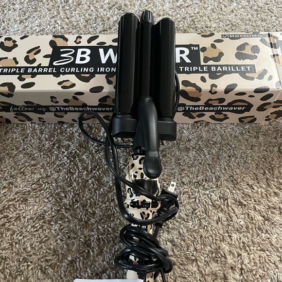 The Beachwaver Co. Other - Triple barrel Curling Iron